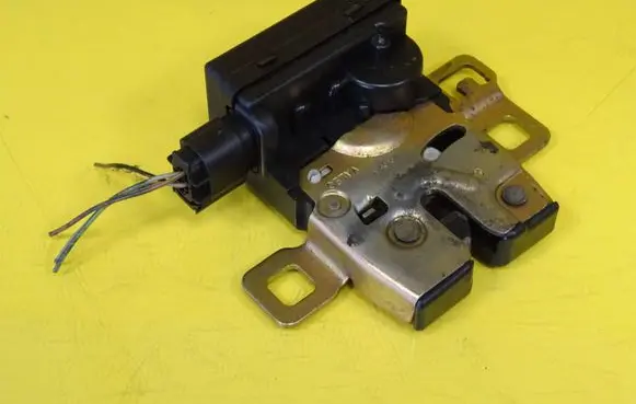 Mini One - Cooper R50 - 53 Tailgate lock latch 7154656