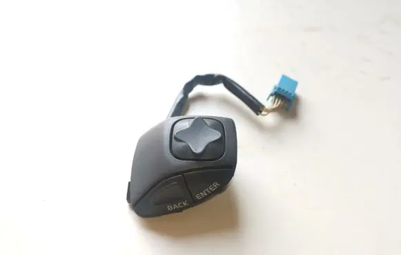 Steering wheel buttons/switches