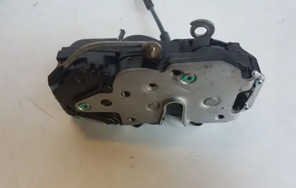 Opel Insignia A Front door lock 13503162