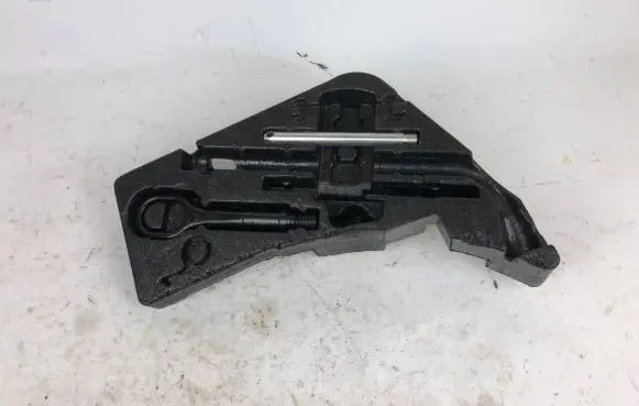 Audi Q7 4L Tool set 4L0012113F