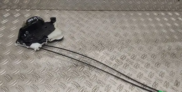 Toyota Yaris Front door lock 
