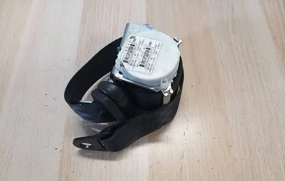 Rear seatbelt