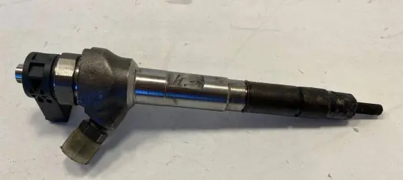 Volkswagen PASSAT B8 Fuel injector 04L130277AC