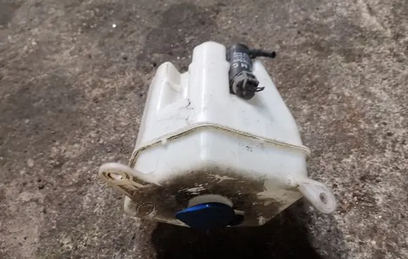 KIA Rio Windshield washer fluid reservoir/tank