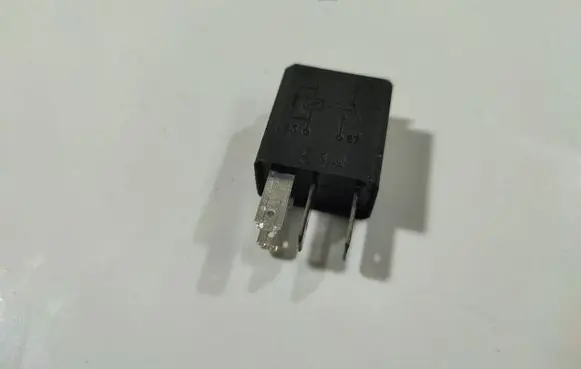 Opel Astra H Other relay 24435922