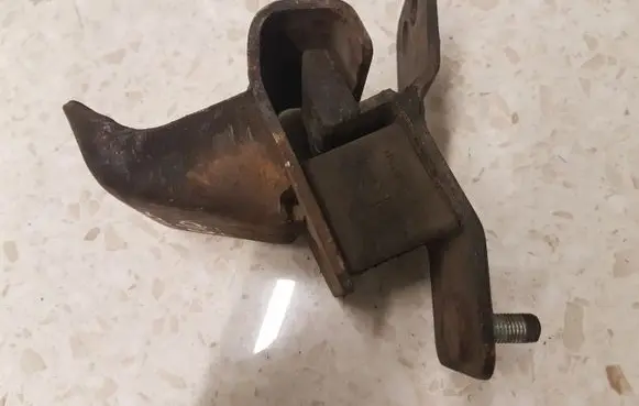 Mitsubishi Pajero Engine mount bracket MR198012