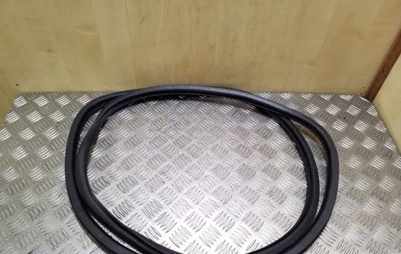 Volkswagen Touareg I Rear door rubber seal (on body) 7L0867367E
