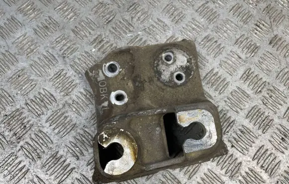 Subaru Outback Engine mounting bracket