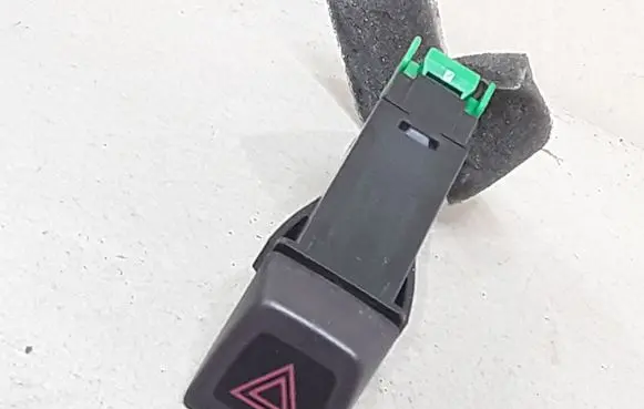 Volvo V50 Hazard light switch 8651399