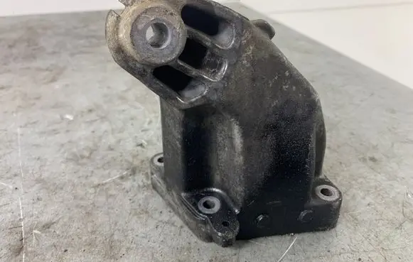 Mercedes-Benz E W212 Engine mounting bracket A6422233404