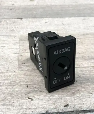Passenger airbag on/off switch