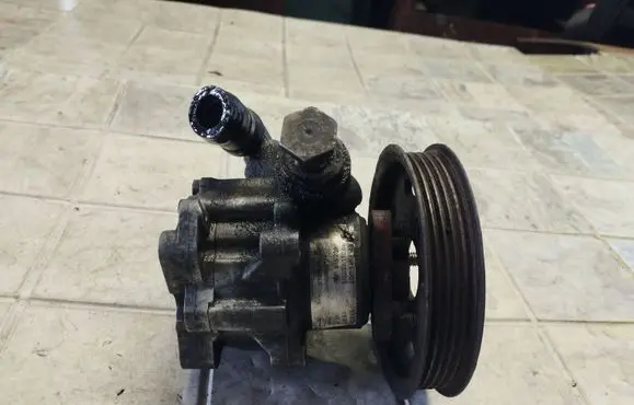 Volkswagen Golf IV Power steering pump 8D0145156K
