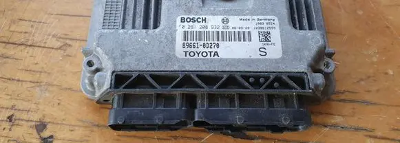 Toyota Yaris Engine control unit/module 0261208932 896610D270