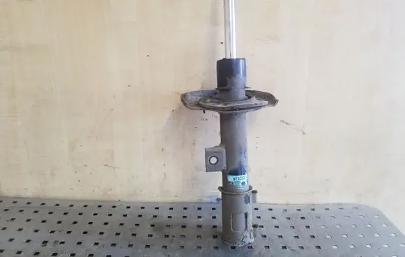 Hyundai i40 Front shock absorber/damper 546613Z330