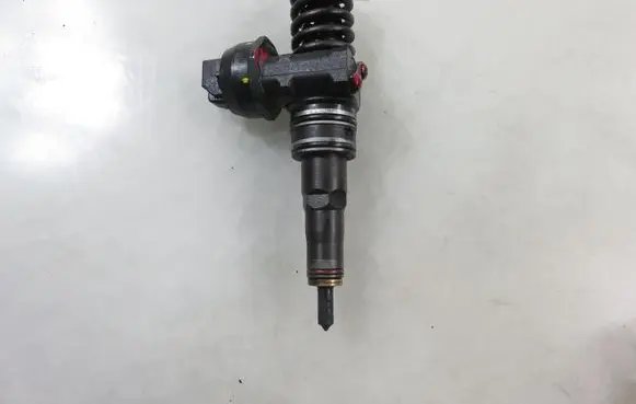 Volkswagen Golf Plus Fuel injector 0414720215 038130073AG