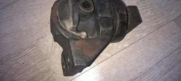Mazda 626 Engine mount bracket
