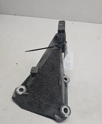 Volvo V70 Engine mounting bracket 9209961