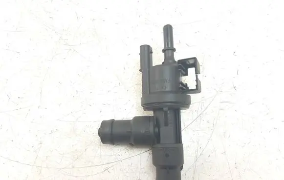 BMW 4 F36 Gran coupe Breather valve 7643106 0280142544