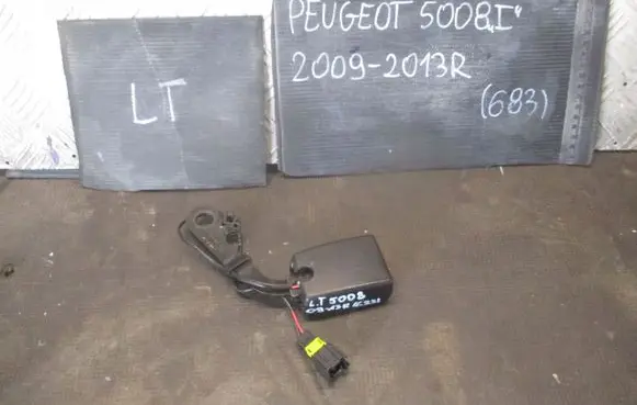 Peugeot 5008 Seat belt trim 