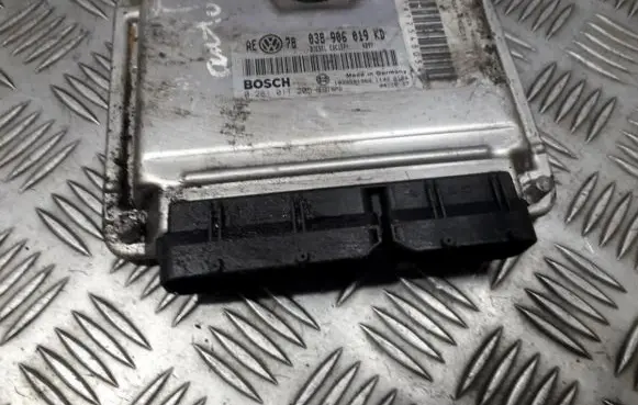 Volkswagen PASSAT B5 Engine control unit/module 038906019kd 0281011205