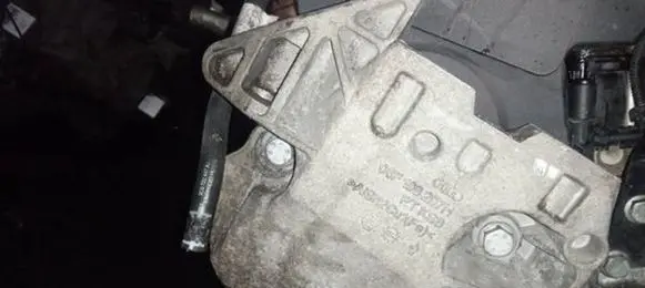 Volkswagen PASSAT B6 Engine mounting bracket 06F199207H
