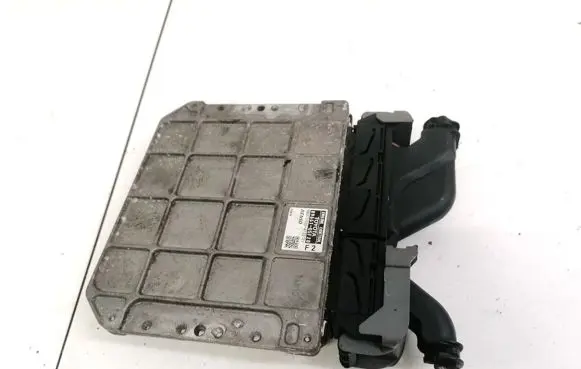 Toyota Avensis T270 Engine control unit/module 8966105F20 89661-05F20