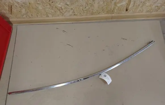 Toyota Avensis T270 Windshield trim