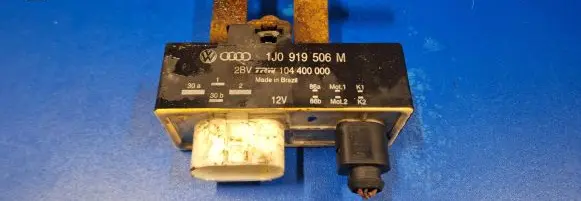 Volkswagen Polo Coolant fan relay 1J0919506M