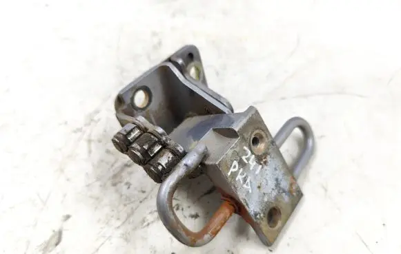 Audi A4 S4 B7 8E 8H Front door lower hinge 8E0831411B