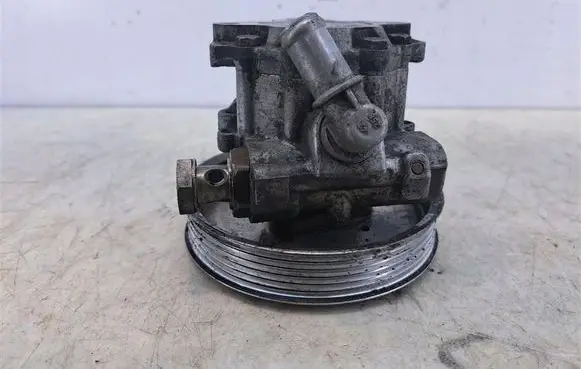Volkswagen PASSAT B5.5 Power steering pump 8D0145177D