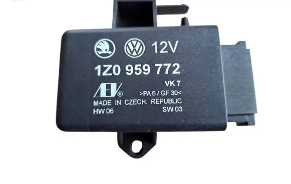 Volkswagen PASSAT B6 Seat heating relay 1Z0959772
