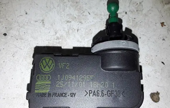Headlight level adjustment motor