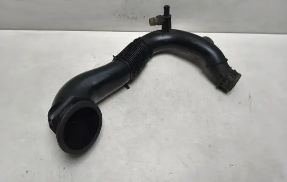 Porsche Macan (95B) Turbo air intake inlet pipe/hose 95B128532C