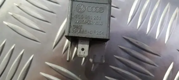 Volkswagen PASSAT B5.5 Other relay 8D0951253 V23134-J52-X300