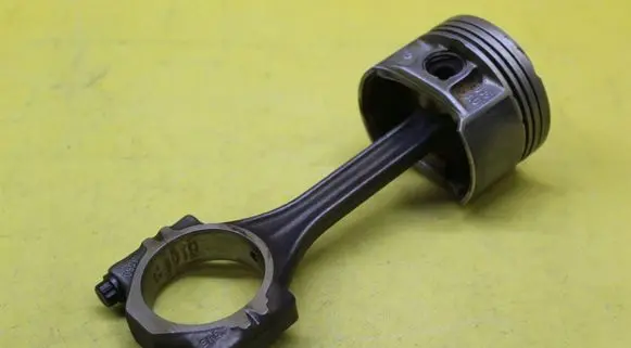 Volkswagen Polo IV 9N3 Piston with connecting rod