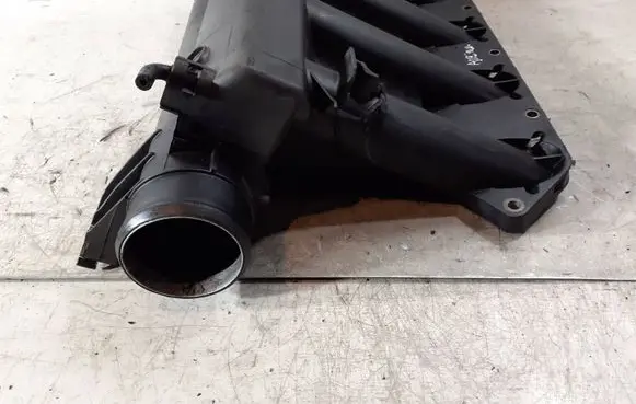 Mercedes-Benz Vito Viano W638 Intake manifold 6110900437