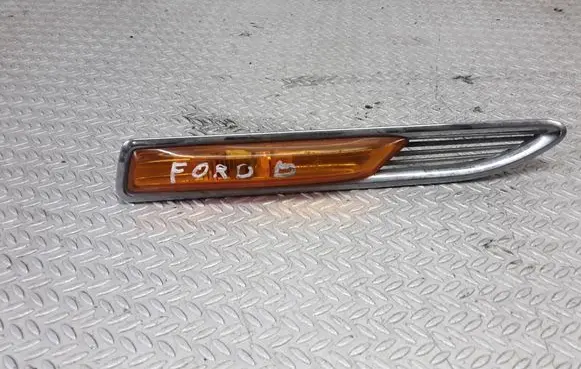 Front fender indicator light