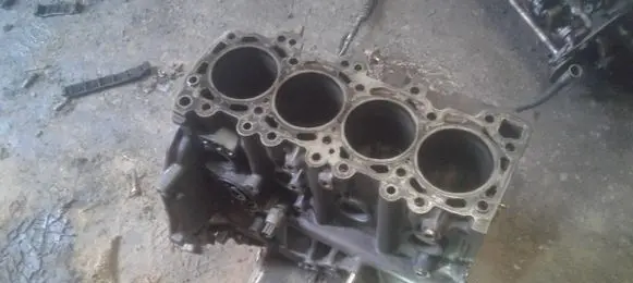 Nissan X-Trail T30 Engine block 