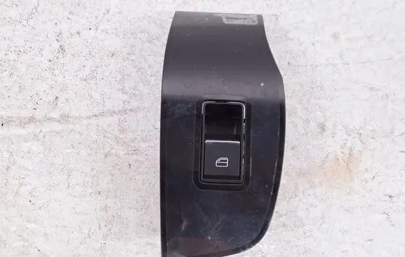 Mazda CX-30 Electric window control switch B0J8684L6