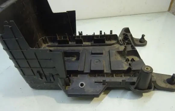 Volkswagen PASSAT B7 Battery tray 1K0915333
