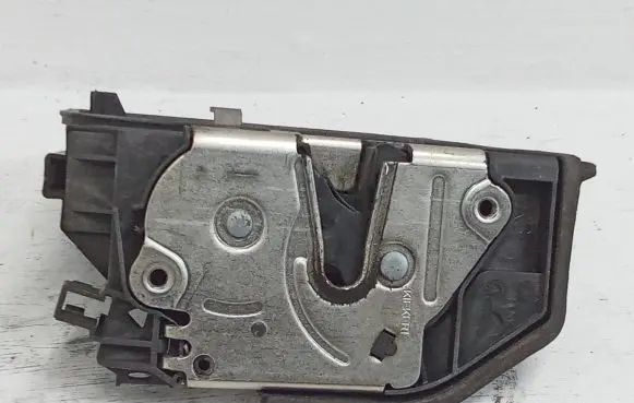 BMW X3 E83 Front door lock 7167066