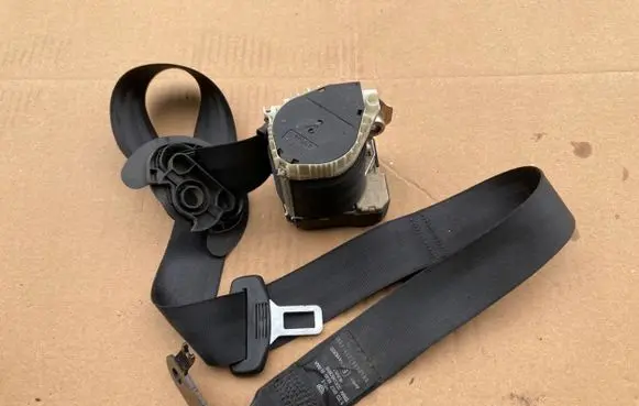 Volkswagen Touran I Seat belt trim 1T0857806B