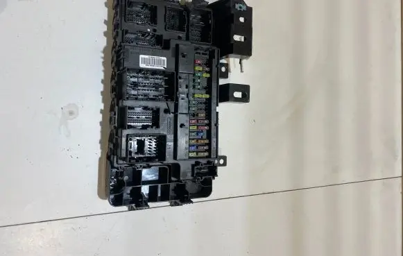 Ford Mustang VI Fuse module HR3T15604