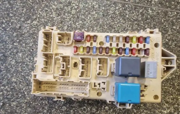 Toyota Corolla Verso AR10 Fuse module 892210F010