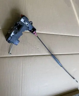 Opel Zafira B Rear door lock 13210739