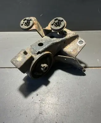 Nissan X-Trail T30 Engine mount bracket 