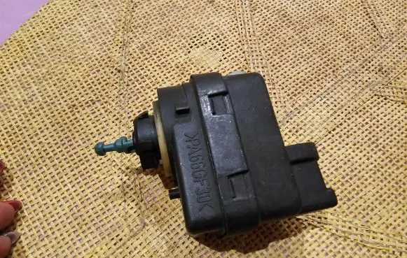Headlight level adjustment motor