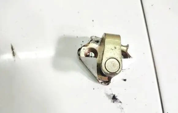 Peugeot 406 Front door lock loop/hook striker 