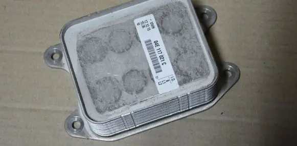 Volkswagen Golf VII Engine oil radiator 04E117021C
