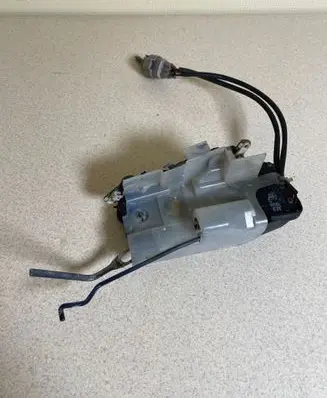 Toyota RAV 4 (XA10) Front door lock